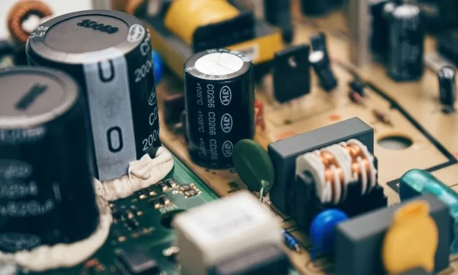 A circuit board with a 2200uf 25v capacitor installed.